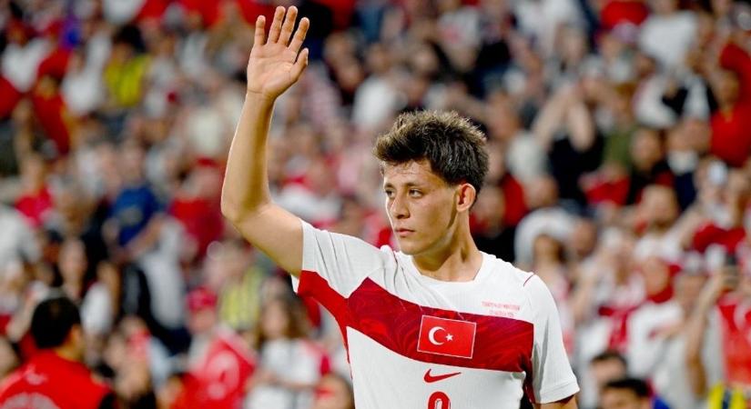 Sokkoló: máris búcsúztak az Arda Güler vezette törökök – itt az első piros lap a száj eltakarásáért (VIDEÓ)