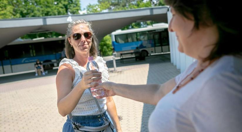 Nem kegyelmez a hőség: ingyen vizet oszt a MÁV és a Volán