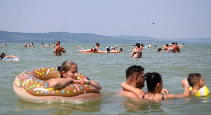 Tömegek araszolnak a Balaton felé az autópályán