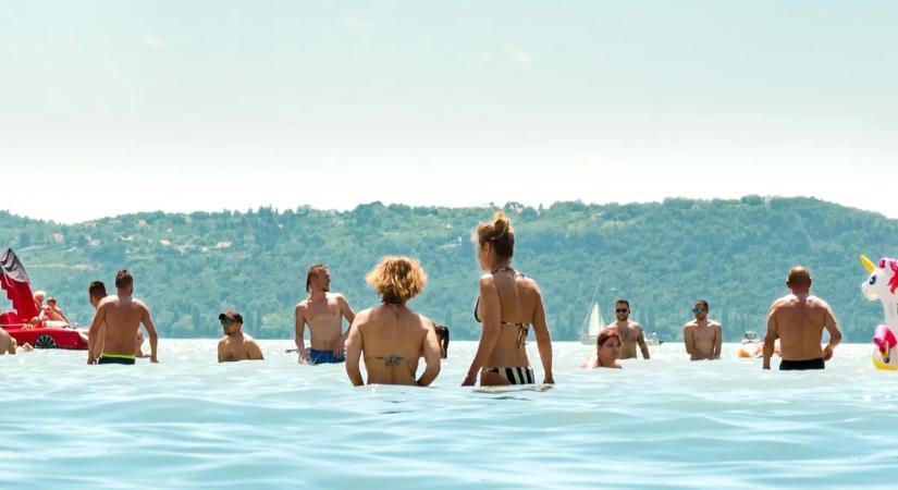 A Balatonra készül? Mutatjuk, hol strandolhat ingyen, és hol kell fizetni