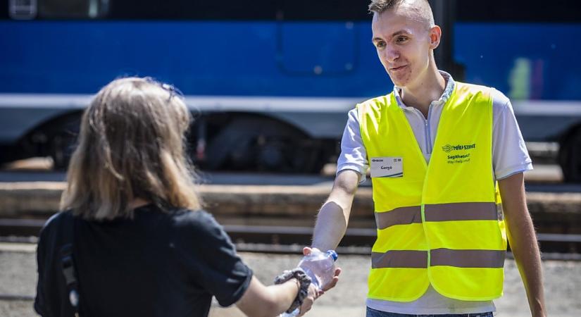 Hőség: a MÁV-csoport Debrecenben is vízosztással és párakapuval készül