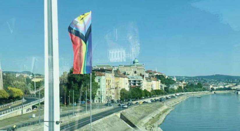 LMBTQ-zászlók vették át a magyar lobogók helyét Budapesten