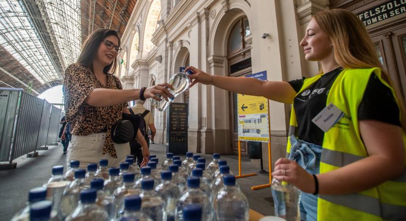 Hőségriasztás: vízosztással készül a MÁV