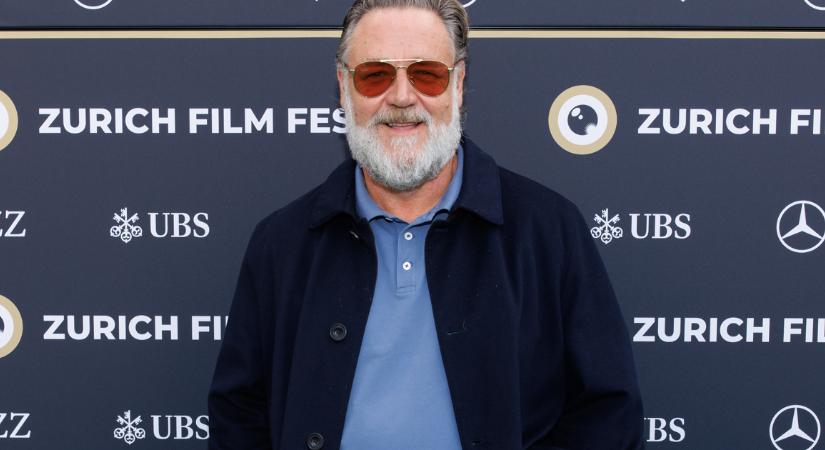 Russell Crowe fülig szerelmes 20 évvel fiatalabb barátnőjébe: a gyönyörű Britney-vel elválaszthatatlanok