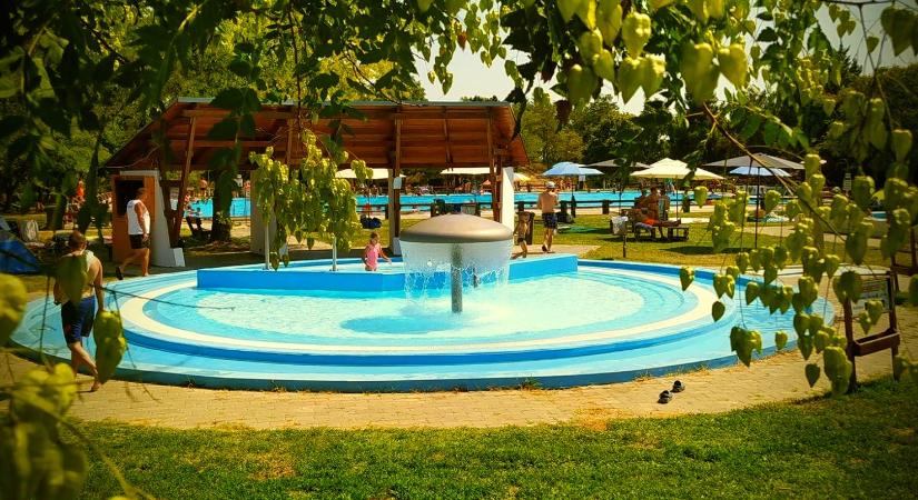 Kristálytiszta vízzel várja a fürdőzőket az ország legdélebbi strandja