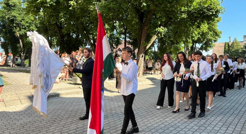A szívükbe írt ünnep – Elballagtak a Nagyboldogasszony iskola végzős diákjai