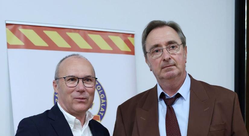 37 éve ment életeket Veszprémben: rangos díjjal ismerték el a legendás mentőápolót ( fotók)