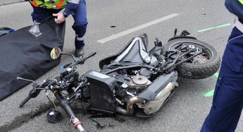 Súlyos motorosbaleset Nagykovácsiban, újraélesztés miatt lezárták a főutat