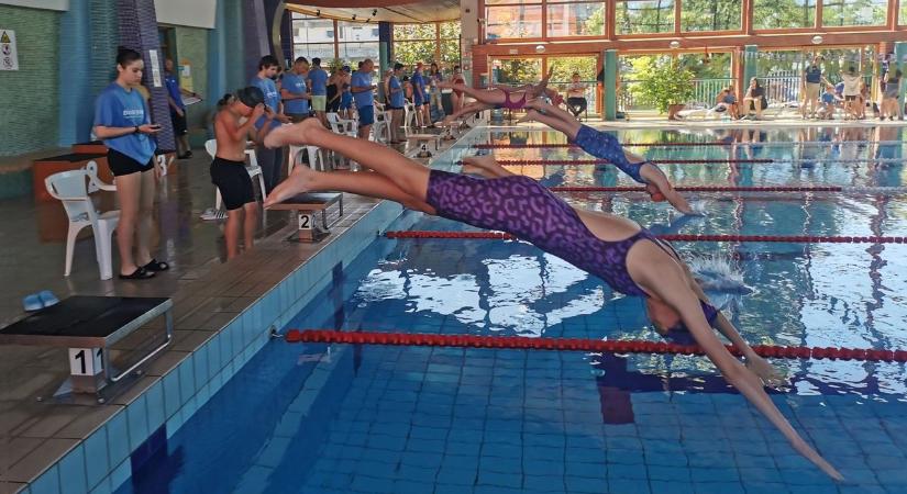 Csak úgy forrt a víz a gyógyfürdő medencéjében