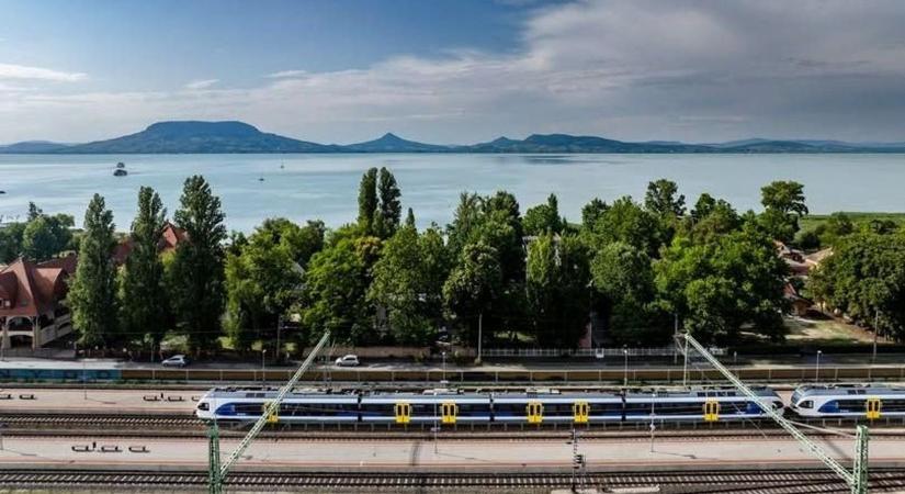 MÁV: elindult a nyári főszezoni menetrend, részleteket árult el Hegyi Zsolt a Balatonnál várható változásokról