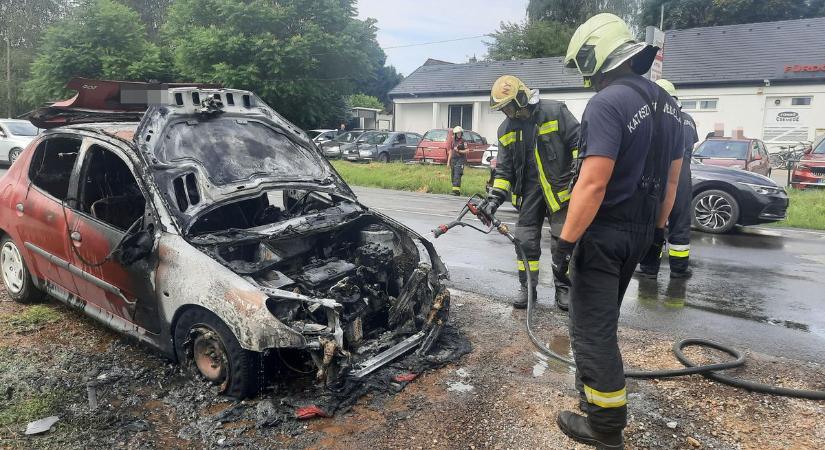 Kigyulladt egy autó Nyíregyházán – jelenleg irányítják a forgalmat a lezárt útszakaszon (fotók)