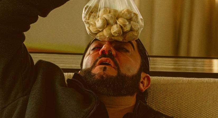 Mától a Netflixen: Ez a sötét humorú vígjáték volt 2024 egyik legsikeresebb filmje