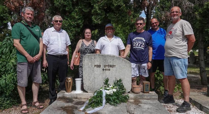 Koszorúval és fájó, de szép történetekkel emlékeztek a meggyilkolt kézbesítőre fotók