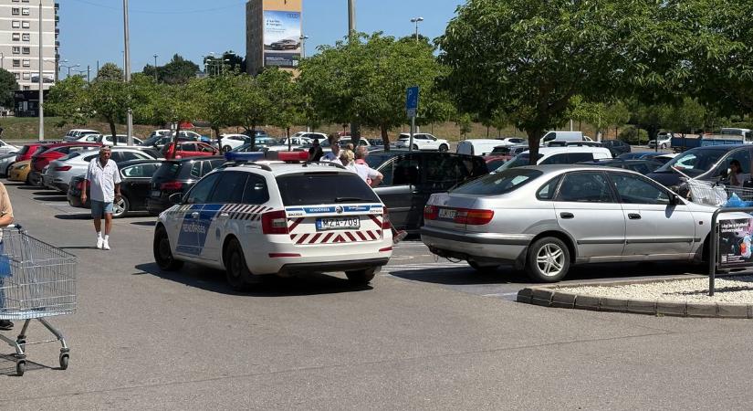 Kivonult a rendőrség a Budai-vámi Tesco parkolójához