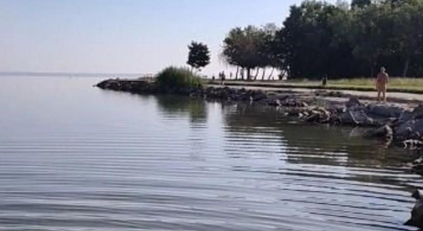 Meztelen férfit kaptak lencsevégre a Balaton partján – a helyiek sem hittek a szemüknek
