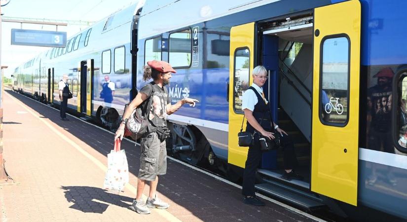 Vizet oszt a hőségben a MÁV, a pécsi pályaudvarokon is érdemes keresni