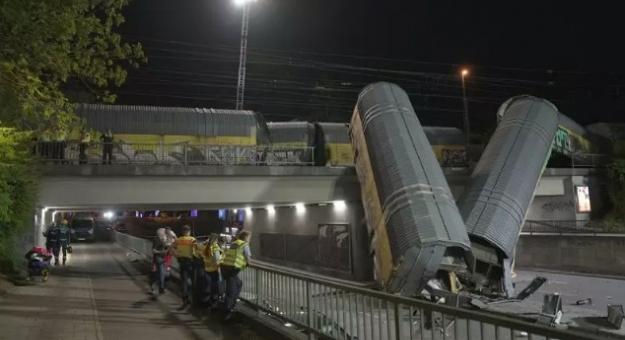 Tehervonat zuhant le egy hídról Münchennél – videó