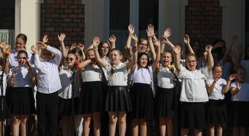 Évzárót tartottak a győri iskolában, kezdetét vette a nyári szünidő - fotók