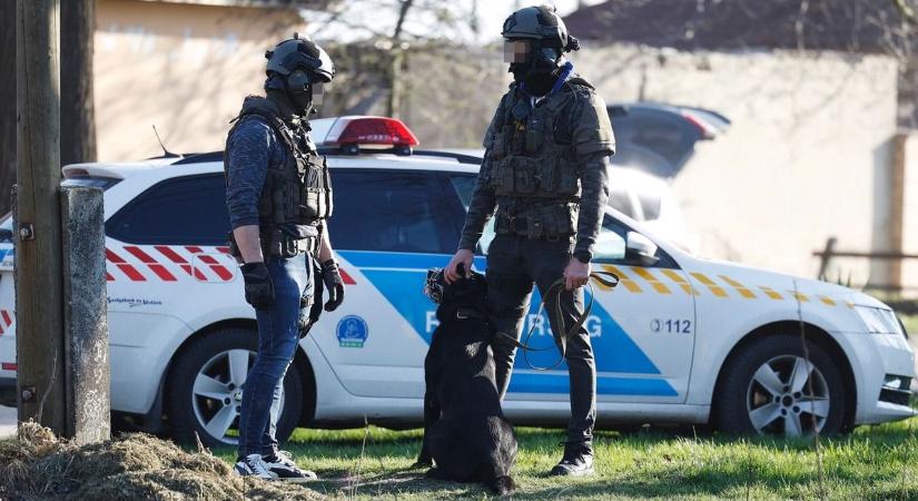 Túszdráma Hajdú-Biharban: robotkutyát is bevetett a TEK, családját és magát is fel akarta gyújtani egy férfi Kokadon - videóval!