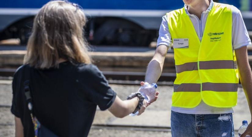 Az extrém hőség miatt több állomáson is vizet oszt a MÁV – itt a lista, hol