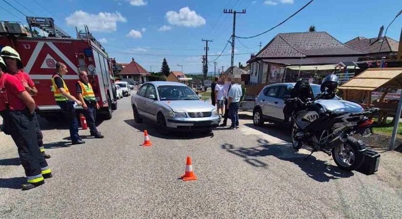 Újabb baleset történt a Bakonyban: egy gépkocsi és egy motoros ütközött helyszíni fotók