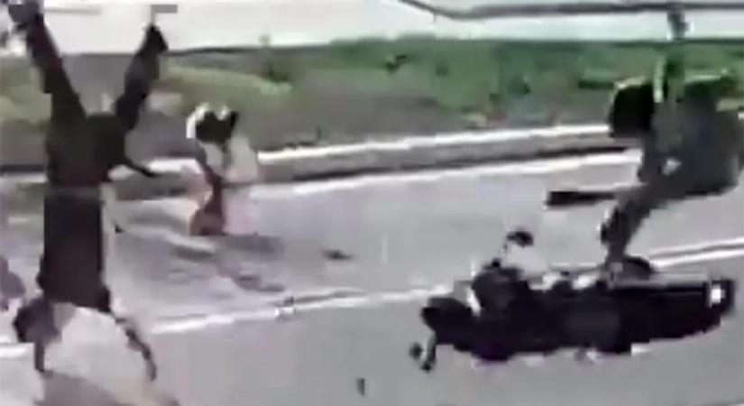 Át akart gurulni a zebrán a rolleres, ezt az ütközést soha nem felejti el – videó