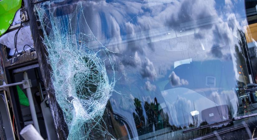 Halálos baleset Cseténynél: busz és személyautó ütközött a Bakonyban