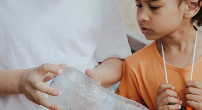 Középiskolás zseni találmánya: 96%-ban kiszűri a mikroműanyagot a vízből