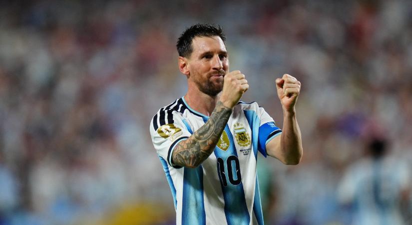 Miért lepi el mindenféle aranyszínű jelvény Messi mezét?