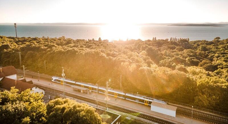 Sűrűbben járnak a vonatok a Balatonhoz