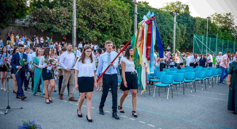 Egy korszak véget ért: elballagtak a nyolcadikosok Tolna vármegyében (galéria)