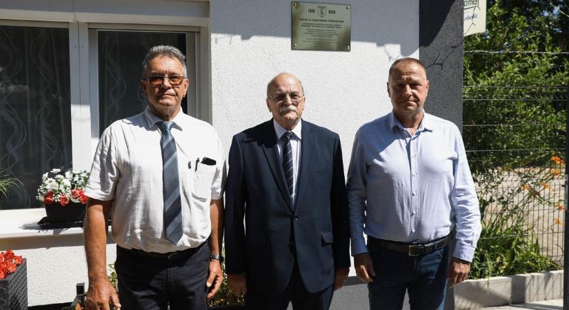 Emléktábla a 100 éves győri horgászegyesület tiszteletére - fotók