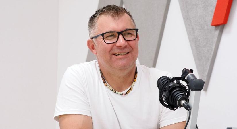 Balatonfűzfő arculatát is formálja P. Kovács Péter vasszobrász (podcast)