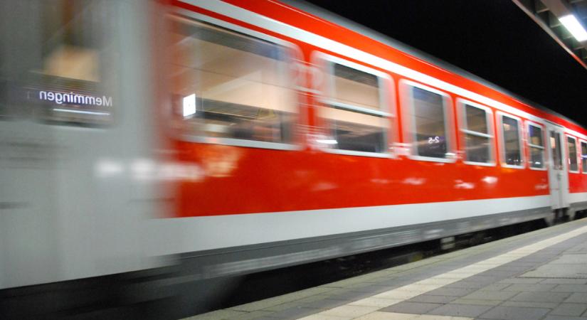 Münchennél egy tehervonat több vagonja is a mélybe zuhant