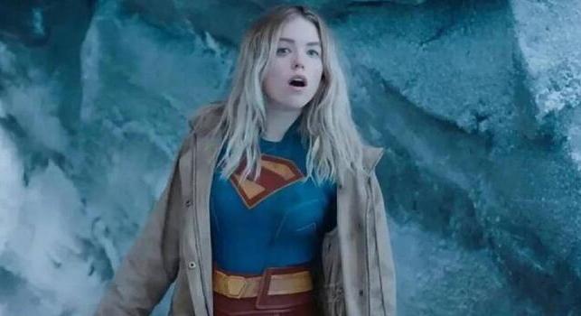 Milly Alcock kőkemény másnapossággal indít a Supergirl új klipjében