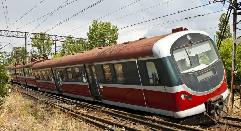 Most jött az újabb brutális vasúti baleset híre: az úttestre estek az 5 métert zuhanó vagonok