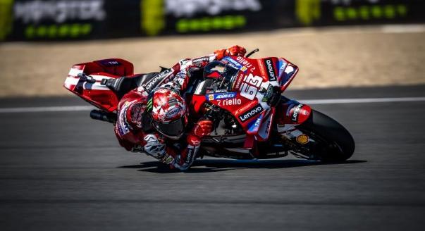 Bagnaia nyerte a brnói sprintet, Bezzecchi bukott