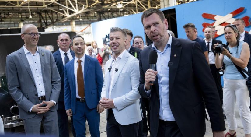 Magyar Péter repülővezetést imitált egy kisfiúval, Vitézy Lázárnak szúrt oda egy kiállítás megnyitóján