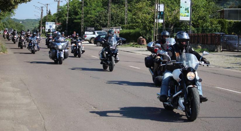 Halálos balesetek árnyékában indultak útnak: fontos üzenetet küldtek a motorosok