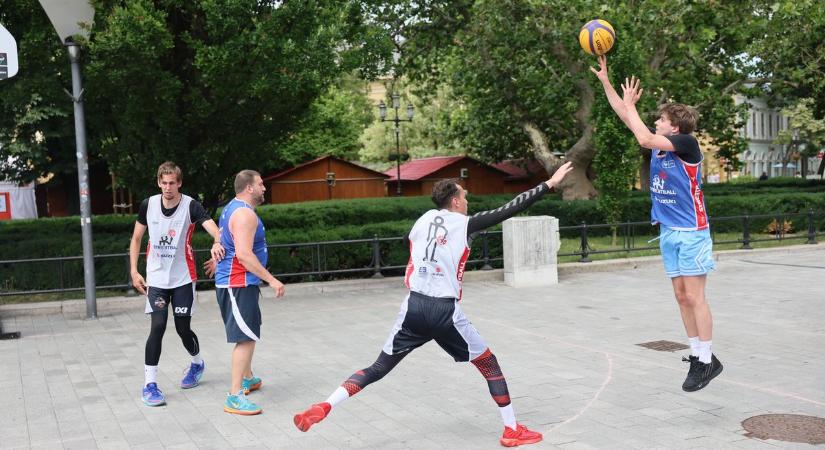 Kosarat adtak és kaptak: a nyíregyházi Kossuth téren pattogott a labda (fotók, videó)
