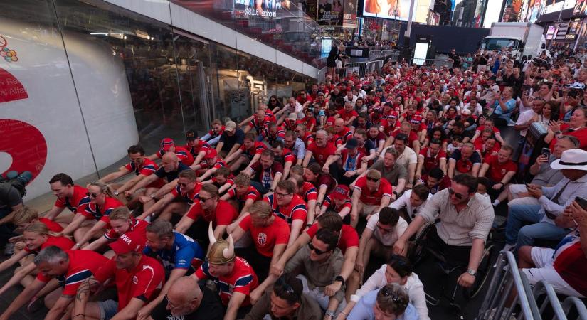 Ez őrület - Viking hajóvá változott a Times Square - videó