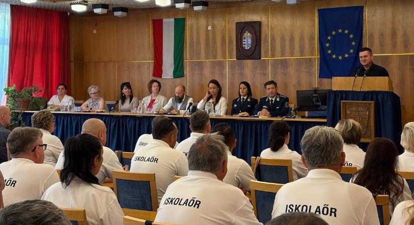 Köszönetet mondott a rendőrség az iskolaőröknek a tanév végén