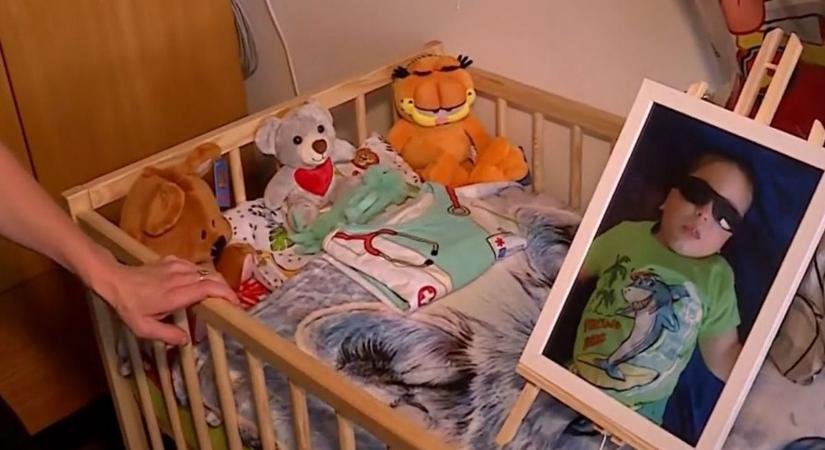 Mi az a lázgörcs, ami a kétéves kisfiú halálát okozhatta Tatabányán? Nyomoz a rendőrség a kórházban