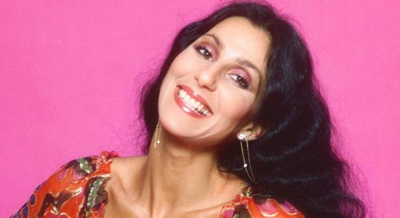 Cher 80 évesen is elképesztő formában van: szexi ruhát vállalt be a vörös szőnyegre