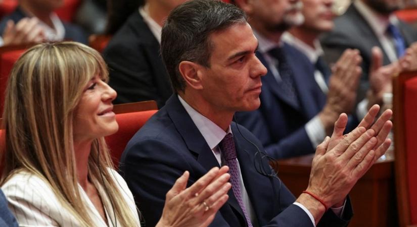 Országelhagyási tilalom és rendszeres bejelentkezés – bíróság elé áll a spanyol miniszterelnök felesége
