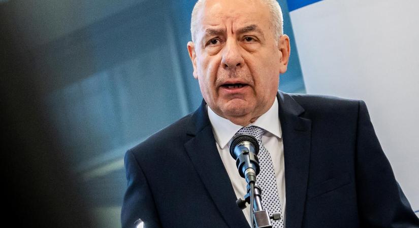 Sulyok Tamás tolmácson keresztül közölte, ő minden eszközt meg fog ragadni, hogy a pozíciójában maradhasson