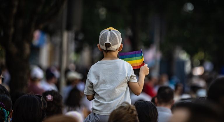 Szivárványzászlók lepték el az Erzsébet hidat, azonnal reagált a Mi Hazánk