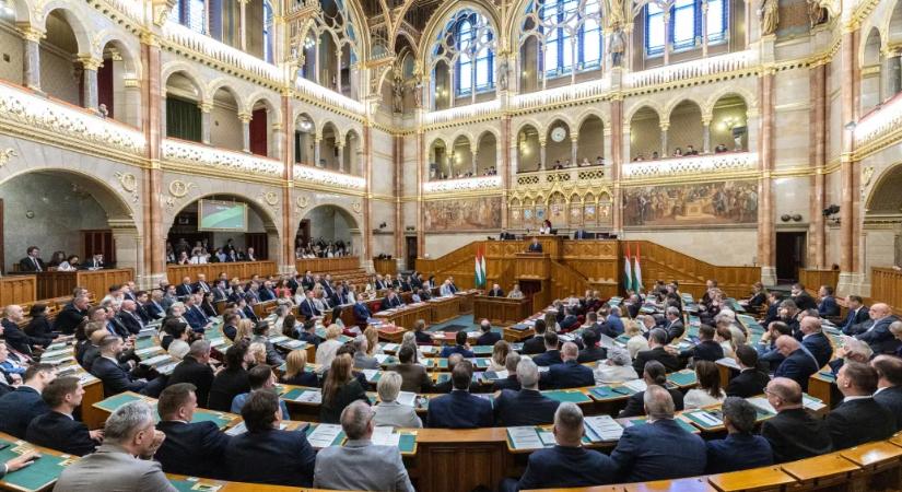 Jön a vagyonadó, átalakíthatják az NKA-t, törvénnyel büntetnék a manipulatív MI-videókat