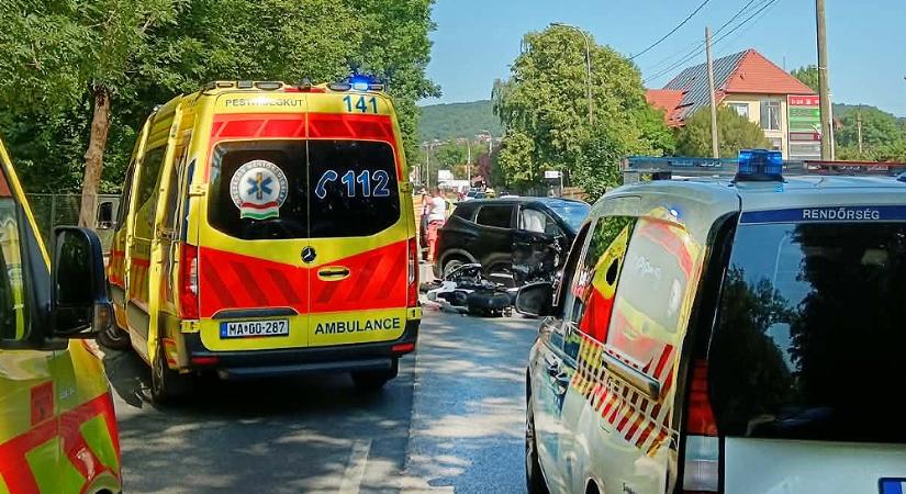 Meghalt a motoros, aki Nagykovácsiban ütközött egy autóval: a baleset miatt 5 órára teljesen megbénult a zsákfalu közlekedése