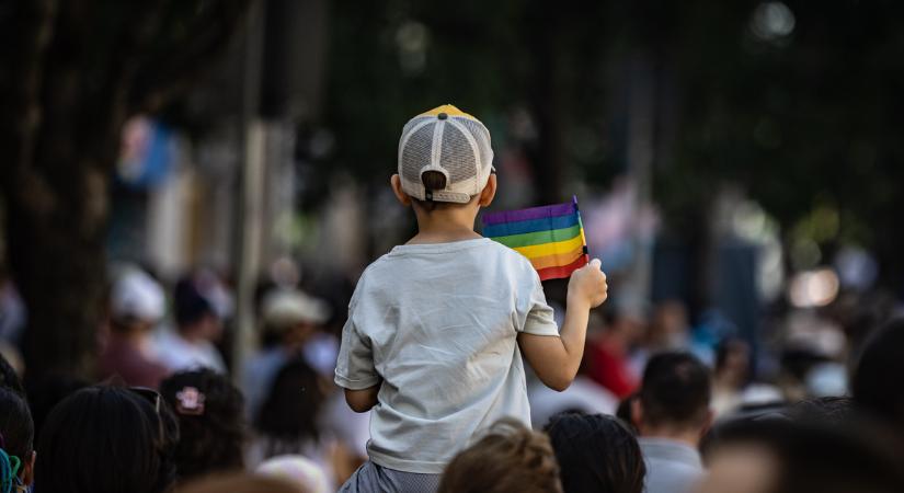 Az Erzsébet híd szivárványzászlói miatt adott ki közleményt a Mi Hazánk